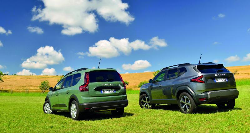 Dacia Duster vs Dacia Jogger : lequel choisir ? - A gauche, le Jogger. A droite, le Duster.
