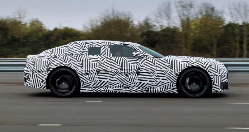 Jaguar fait sortir son prototype de grande berline électrique, attendue en 2026 - Jaguar publie des photos du prototype camouflé de son futur modèle électrique, une grande berline statutaire.
