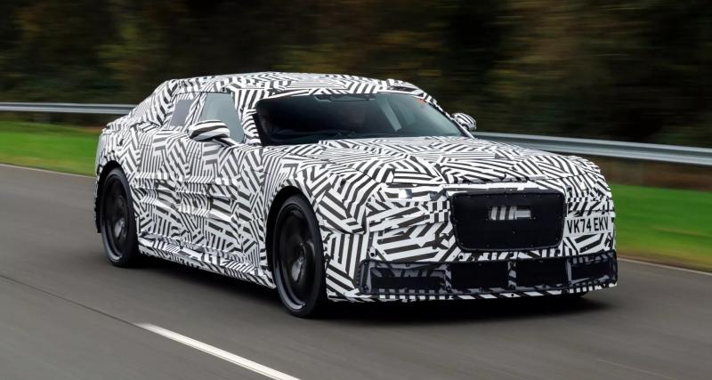 Jaguar fait sortir son prototype de grande berline électrique, attendue en 2026 - Jaguar publie des photos du prototype camouflé de son futur modèle électrique, une grande berline statutaire.