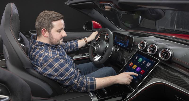 Mercedes-AMG CLE Cabriolet 53 : première rencontre avec le cabriolet sportif - Un écran inclinable pour éviter les reflets du soleil