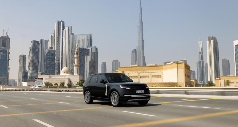 Range Rover Electric : derniers tests dans le désert avant son arrivée en 2025 - Le futur Range Rover Electric s'amuse dans le désert d'Al Badayer, aux Émirats arabes unis.