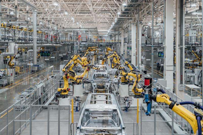 Des ateliers jusqu’au Salon de l'Automobile : le convoi Eurasian Tour with AITO arrive à Paris