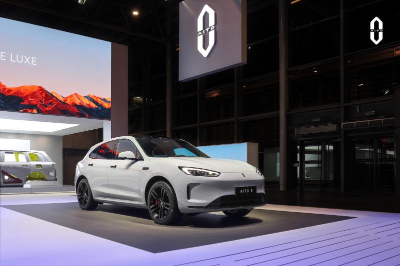 Des ateliers jusqu’au Salon de l'Automobile : le convoi Eurasian Tour with AITO arrive à Paris